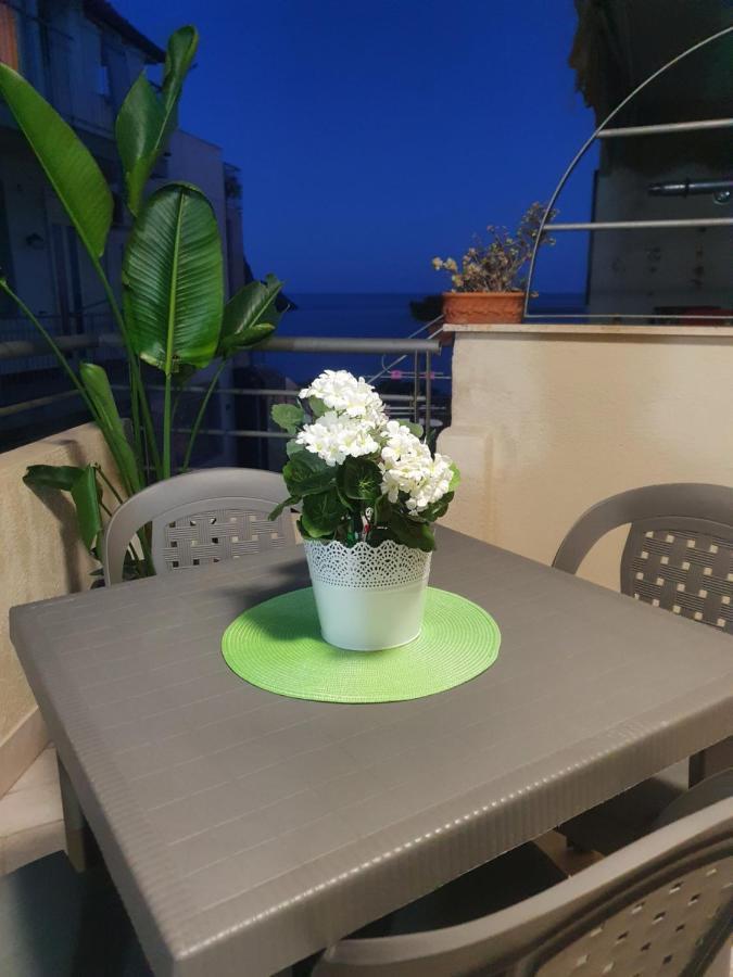 Casa Vacanze Aci Trezza In Front Of The Sea 阿齐·卡斯特罗 外观 照片