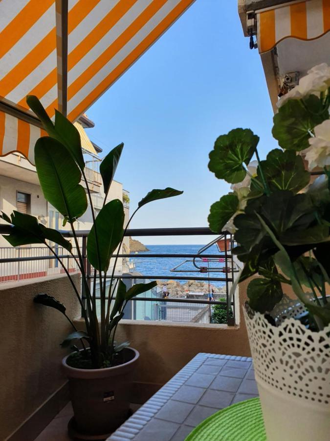 Casa Vacanze Aci Trezza In Front Of The Sea 阿齐·卡斯特罗 外观 照片