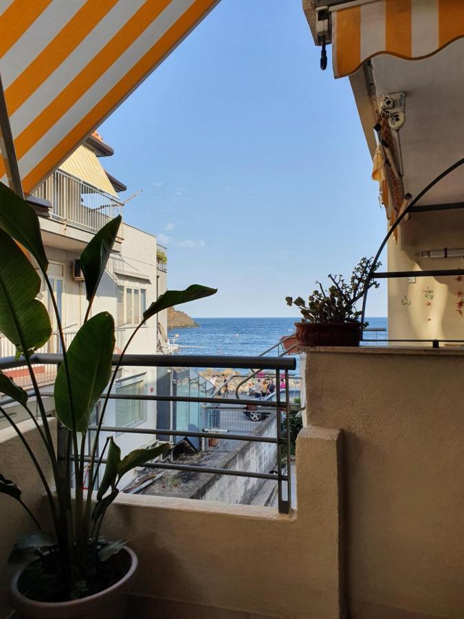 Casa Vacanze Aci Trezza In Front Of The Sea 阿齐·卡斯特罗 外观 照片